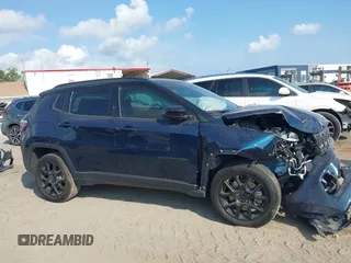 2024 Jeep Compass Latitude z VIN 3C4NJDBN7RT162744, wystawiony jako IAAI lot #42222143 z przebiegiem 8 657 mil mil oraz . Historia ofert i sprzedaży dostępna na DreamBid. Obrazek 14.