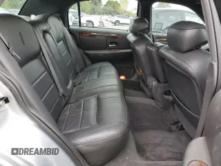 2002 Lincoln Town Car Signature z VIN 1LNHM82W52Y661319, wystawiony jako Copart lot #47887325 z przebiegiem 88 713 mil mil oraz Szkoda całkowita • Salvage title. Historia ofert i sprzedaży dostępna na DreamBid. Obrazek 10.