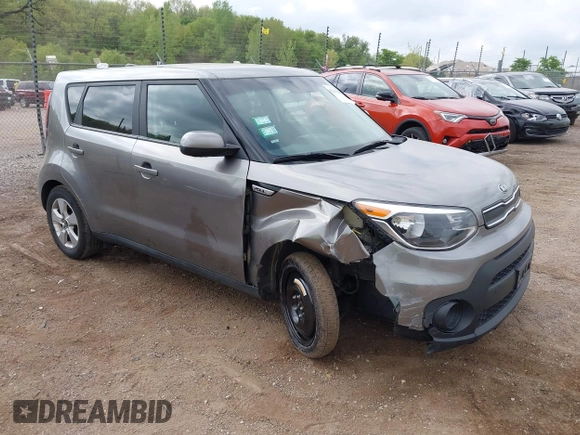 2019 Kia Soul z VIN KNDJN2A28K7662646, wystawiony jako IAAI lot #42246288 z przebiegiem 62 825 mil mil oraz . Historia ofert i sprzedaży dostępna na DreamBid. Obrazek 1.