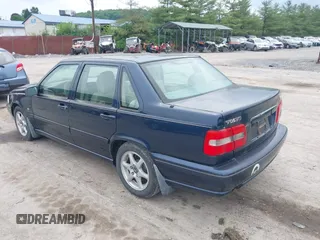 2000 Volvo S70 z VIN YV1LS56D8Y2627201, wystawiony jako IAAI lot #42287057 z przebiegiem 203 975 mil mil oraz . Historia ofert i sprzedaży dostępna na DreamBid. Obrazek 3.
