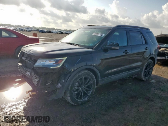 2017 Ford Explorer XLT z VIN 1FM5K7D88HGD96198, wystawiony jako Copart lot #64173105 z przebiegiem 137 081 mil mil oraz Szkoda całkowita • Salvage title. Historia ofert i sprzedaży dostępna na DreamBid. Obrazek 1.