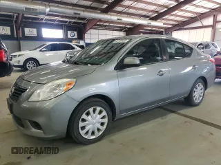 2012 Nissan Versa SV z VIN 3N1CN7AP1CL934360, wystawiony jako Copart lot #60759455 z przebiegiem 186 716 mil mil oraz Czysty tytuł • Clean title. Historia ofert i sprzedaży dostępna na DreamBid. Obrazek 1.