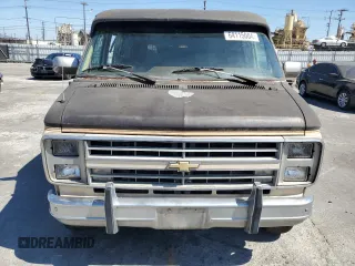 1985 Chevrolet Chevy Van z VIN 1GBEG25HXF7160399, wystawiony jako Copart lot #64115004 z przebiegiem 40 895 mil mil oraz Czysty tytuł • Clean title. Historia ofert i sprzedaży dostępna na DreamBid. Obrazek 5.