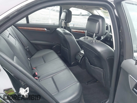 2011 Mercedes-Benz C 300 Sport z VIN WDDGF8BB8BR141526, wystawiony jako IAAI lot #42340242 z przebiegiem 105 699 mil mil oraz . Historia ofert i sprzedaży dostępna na DreamBid. Obrazek 8.