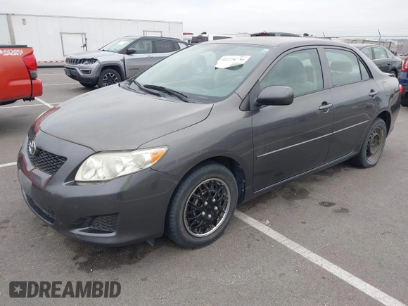 2009 Toyota Corolla z VIN JTDBL40E99J047697, wystawiony jako IAAI lot #42274336 z przebiegiem 184 756 mil mil oraz . Historia ofert i sprzedaży dostępna na DreamBid. Obrazek 2.