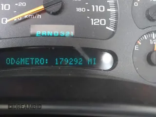 2005 Chevrolet Tahoe Z71 z VIN 1GNEC13T95R192599, wystawiony jako IAAI lot #41955397 z przebiegiem 179 292 mil mil oraz . Historia ofert i sprzedaży dostępna na DreamBid. Obrazek 15.