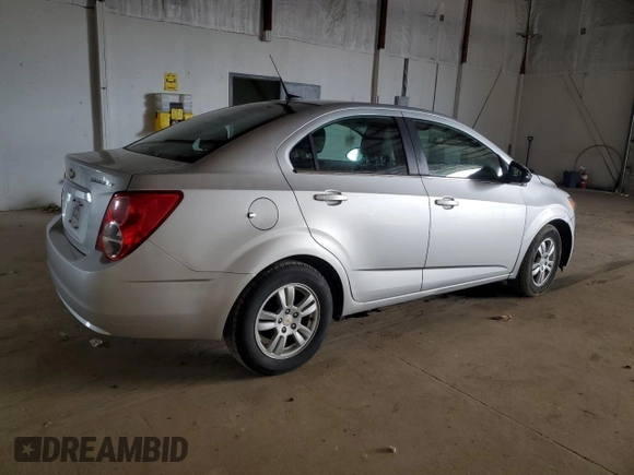 2012 Chevrolet Sonic LT z VIN 1G1JD5SH0C4160507, wystawiony jako Copart lot #49842145 z przebiegiem 134 777 mil mil oraz Czysty tytuł • Clean title. Historia ofert i sprzedaży dostępna na DreamBid. Obrazek 3.