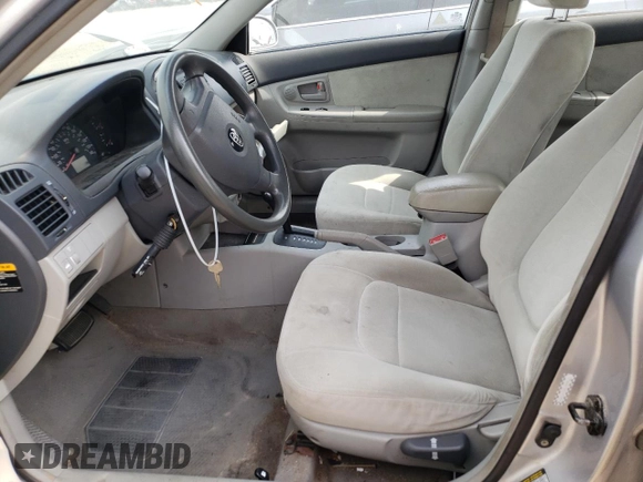 2006 Kia Spectra EX z VIN KNAFE121565370909, wystawiony jako Copart lot #56572995 z przebiegiem 102 978 mil mil oraz Szkoda całkowita • Salvage title. Historia ofert i sprzedaży dostępna na DreamBid. Obrazek 7.