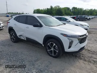 2024 Chevrolet Trax 1RS z VIN KL77LGE28RC154408, wystawiony jako IAAI lot #42105647 z przebiegiem 17 913 mil mil oraz . Historia ofert i sprzedaży dostępna na DreamBid. Obrazek 1.