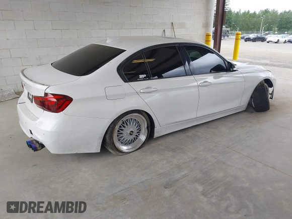 2013 BMW 3 Series 328i xDrive z VIN WBA3B3C55DF543926, wystawiony jako IAAI lot #42581984 z przebiegiem 144 346 mil mil oraz . Historia ofert i sprzedaży dostępna na DreamBid. Obrazek 4.