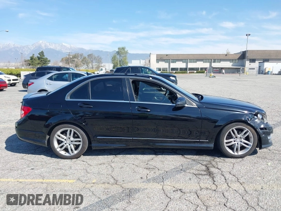 2014 Mercedes-Benz C 250 Sport z VIN WDDGF4HB5EG219437, wystawiony jako IAAI lot #41847571 z przebiegiem 104 981 mil mil oraz . Historia ofert i sprzedaży dostępna na DreamBid. Obrazek 13.