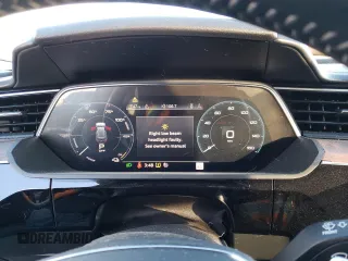 2019 Audi e-tron Prestige z VIN WA1VABGE6KB024661, wystawiony jako Copart lot #73187202 z przebiegiem Nie podano mil oraz . Historia ofert i sprzedaży dostępna na DreamBid. Obrazek 9.