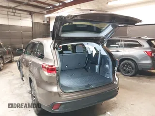 2018 Toyota Highlander LE with VIN 5TDBZRFHXJS879909, listed as a IAAI auction lot 42400961 with 35,721 mi miles and . Bid and sale history available at DreamBid. Image 3.