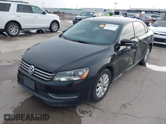 2014 Volkswagen Passat Wolfsburg Edition z VIN 1VWAT7A30EC028218, wystawiony jako IAAI lot #41711943 z przebiegiem 131 041 mil mil oraz . Historia ofert i sprzedaży dostępna na DreamBid. Obrazek 2.