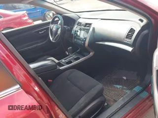 2015 Nissan Altima 2.5 z VIN 1N4AL3AP2FN886302, wystawiony jako IAAI lot #42178436 z przebiegiem 236 061 mil mil oraz . Historia ofert i sprzedaży dostępna na DreamBid. Obrazek 5.