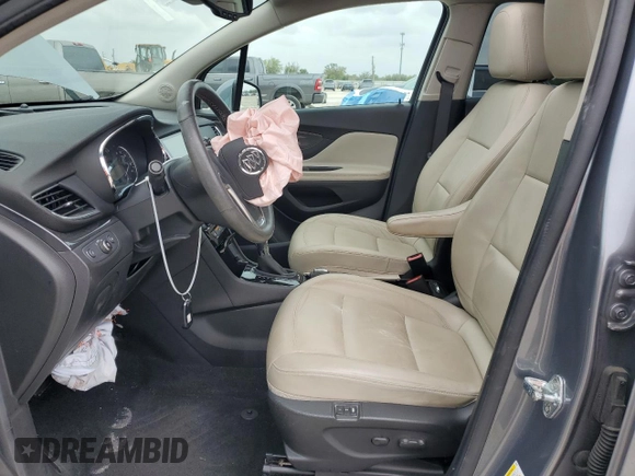2020 Buick Encore Essence z VIN KL4CJGSB6LB047540, wystawiony jako Copart lot #48350565 z przebiegiem 40 156 mil mil oraz Nie do naprawy. Historia ofert i sprzedaży dostępna na DreamBid. Obrazek 7.