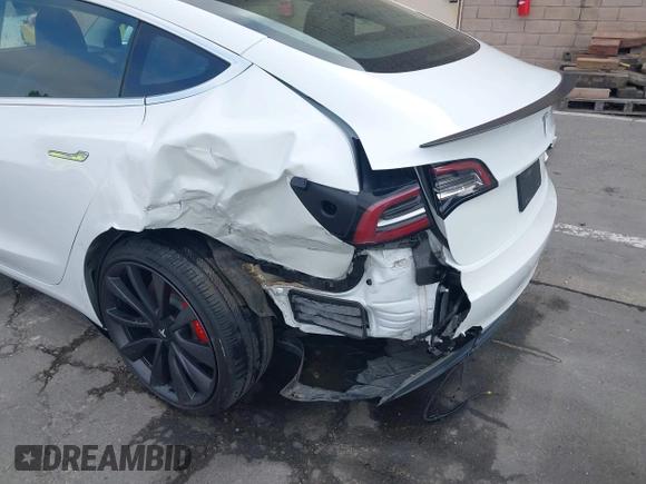 2020 Tesla Model 3 Performance z VIN 5YJ3E1EC9LF641242, wystawiony jako IAAI lot #42380146 z przebiegiem Nie podano mil oraz . Historia ofert i sprzedaży dostępna na DreamBid. Obrazek 6.