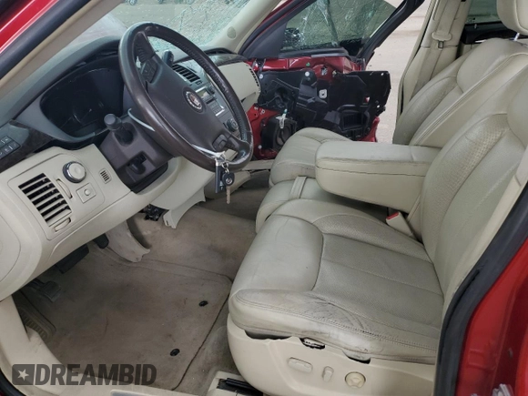 2008 Cadillac DTS 1SD z VIN 1G6KD57Y28U173094, wystawiony jako Copart lot #56895415 z przebiegiem 141 060 mil mil oraz Szkoda całkowita • Salvage title. Historia ofert i sprzedaży dostępna na DreamBid. Obrazek 7.