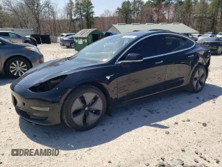 2019 Tesla Model 3 Mid Range z VIN 5YJ3E1EA6KF306887, wystawiony jako Copart lot #52401625 z przebiegiem 105 948 mil mil oraz Szkody całkowita. Historia ofert i sprzedaży dostępna na DreamBid. Obrazek 1.