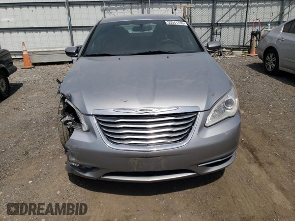 2014 Chrysler 200 Touring z VIN 1C3CCBBBXEN153322, wystawiony jako Copart lot #53541795 z przebiegiem 47 498 mil mil oraz Szkoda całkowita • Salvage title. Historia ofert i sprzedaży dostępna na DreamBid. Obrazek 5.