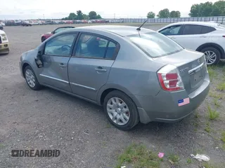 2010 Nissan Sentra S z VIN 3N1AB6AP2AL651182, wystawiony jako IAAI lot #42463092 z przebiegiem 131 556 mil mil oraz . Historia ofert i sprzedaży dostępna na DreamBid. Obrazek 3.