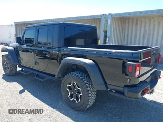 2023 Jeep Gladiator Rubicon z VIN 1C6JJTBG3PL531982, wystawiony jako IAAI lot #42211139 z przebiegiem 28 301 mil mil oraz . Historia ofert i sprzedaży dostępna na DreamBid. Obrazek 3.