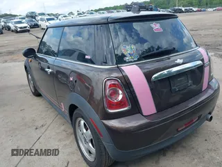 2011 MINI Hardtop z VIN WMWSU3C59BT099700, wystawiony jako IAAI lot #42106044 z przebiegiem 206 145 mil mil oraz . Historia ofert i sprzedaży dostępna na DreamBid. Obrazek 3.