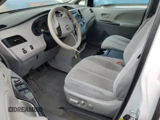 2012 Toyota Sienna LE AAS z VIN 5TDKK3DC8CS241301, wystawiony jako Copart lot #62791895 z przebiegiem 167 439 mil mil oraz Szkoda całkowita • Salvage title. Historia ofert i sprzedaży dostępna na DreamBid. Obrazek 7.