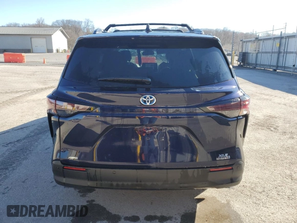 2024 Toyota Sienna XLE with VIN 5TDJSKFC6RS109729, listed as a Copart auction lot 49429595 with 17,404 mi miles and Salvage Title. Bid and sale history available at DreamBid. Image 6.