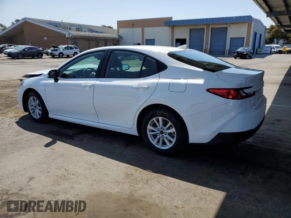 2025 Toyota Camry LE z VIN 4T1DAACK9SU061095, wystawiony jako Copart lot #59724705 z przebiegiem 9 032 mil mil oraz Czysty tytuł • Clean title. Historia ofert i sprzedaży dostępna na DreamBid. Obrazek 2.