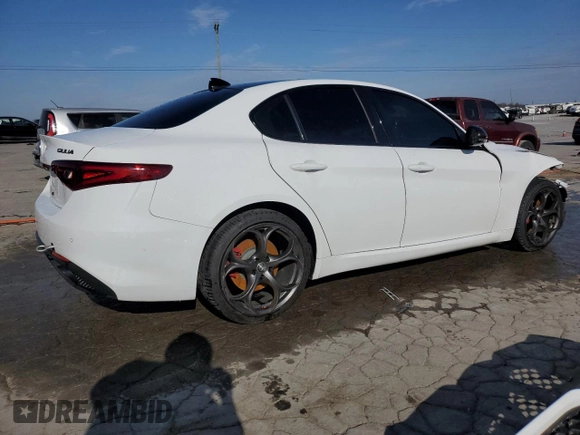 2020 Alfa Romeo Giulia Ti Sport z VIN ZARFAMBN4L7635554, wystawiony jako Copart lot #47129825 z przebiegiem 46 324 mil mil oraz Szkoda całkowita • Salvage title. Historia ofert i sprzedaży dostępna na DreamBid. Obrazek 3.