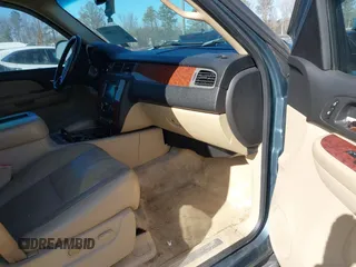 2008 Chevrolet Suburban LTZ z VIN 1GNFC160X8R173120, wystawiony jako IAAI lot #41422800 z przebiegiem 240 167 mil mil oraz . Historia ofert i sprzedaży dostępna na DreamBid. Obrazek 5.