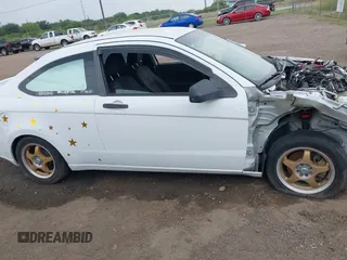 2008 Ford Focus SE z VIN 1FAHP33N68W227957, wystawiony jako IAAI lot #42321209 z przebiegiem Nie podano mil oraz . Historia ofert i sprzedaży dostępna na DreamBid. Obrazek 14.