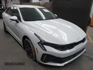 2025 Kia K5 LXS z VIN KNAG24J72S5284973, wystawiony jako IAAI lot #42162422 z przebiegiem 8 738 mil mil oraz . Historia ofert i sprzedaży dostępna na DreamBid. Obrazek 1.