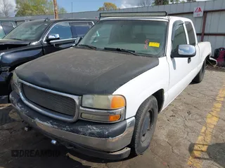 2000 GMC New Sierra 1500 SL with VIN 2GTEC19V9Y1258289, listed as a IAAI auction lot 41946938 with 484,330 mi miles. Bid and sale history available at carsss.com. Image 17.