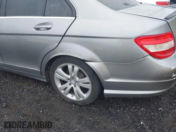 2010 Mercedes-Benz C 300 Sport z VIN WDDGF8BBXAR096359, wystawiony jako IAAI lot #42315575 z przebiegiem 98 293 mil mil oraz . Historia ofert i sprzedaży dostępna na DreamBid. Obrazek 15.