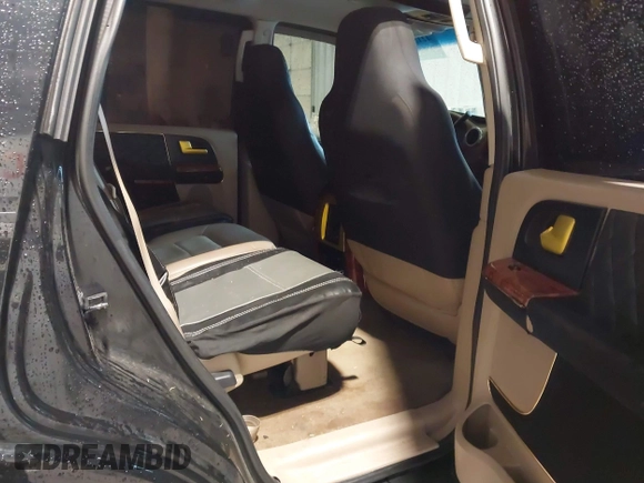 2004 Ford Expedition Eddie Bauer z VIN 1FMRU17W54LA37458, wystawiony jako IAAI lot #42155355 z przebiegiem 190 605 mil mil oraz . Historia ofert i sprzedaży dostępna na DreamBid. Obrazek 8.