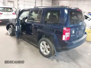 2014 Jeep Patriot Latitude z VIN 1C4NJRFB2ED693945, wystawiony jako IAAI lot #42117446 z przebiegiem 151 614 mil mil oraz . Historia ofert i sprzedaży dostępna na DreamBid. Obrazek 3.