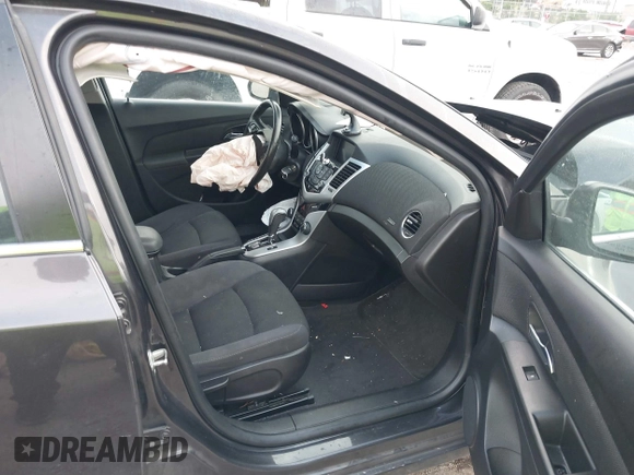 2014 Chevrolet Cruze 1LT z VIN 1G1PC5SB9E7446821, wystawiony jako IAAI lot #40723456 z przebiegiem 137 378 mil mil oraz . Historia ofert i sprzedaży dostępna na DreamBid. Obrazek 5.