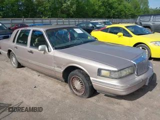 1997 Lincoln Town Car Signature z VIN 1LNLM82W6VY758933, wystawiony jako IAAI lot #42111472 z przebiegiem 156 999 mil mil oraz . Historia ofert i sprzedaży dostępna na DreamBid. Obrazek 1.