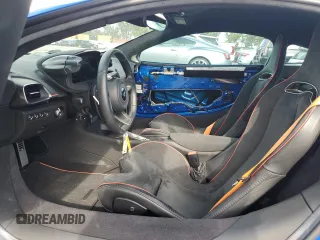 2023 McLaren Artura z VIN SBM16AEA9PW001592, wystawiony jako Copart lot #50613595 z przebiegiem 2956 mil mil oraz Szkody całkowita. Historia ofert i sprzedaży dostępna na DreamBid. Obrazek 7.