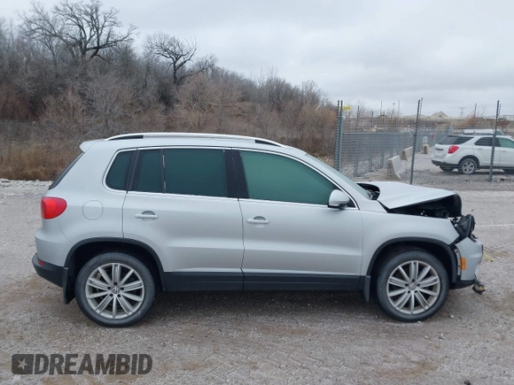 2016 Volkswagen Tiguan SEL z VIN WVGBV7AX3GW594729, wystawiony jako IAAI lot #41233805 z przebiegiem 92 997 mil mil oraz . Historia ofert i sprzedaży dostępna na DreamBid. Obrazek 13.