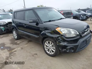 2013 Kia Soul + z VIN KNDJT2A66D7569863, wystawiony jako IAAI lot #42107481 z przebiegiem 101 780 mil mil oraz . Historia ofert i sprzedaży dostępna na DreamBid. Obrazek 1.