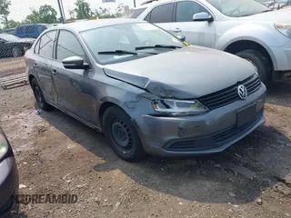 2011 Volkswagen Jetta SE z VIN 3VWDZ7AJ6BM346235, wystawiony jako IAAI lot #42399702 z przebiegiem 142 554 mil mil oraz . Historia ofert i sprzedaży dostępna na DreamBid. Obrazek 1.