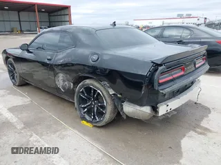 2017 Dodge Challenger SXT z VIN 2C3CDZAG5HH501706, wystawiony jako IAAI lot #41508621 z przebiegiem 93 658 mil mil oraz . Historia ofert i sprzedaży dostępna na DreamBid. Obrazek 6.