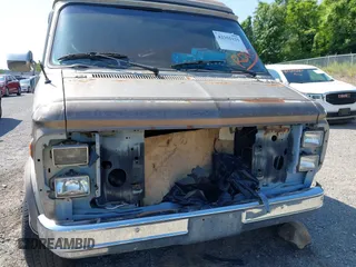 1988 Chevrolet Chevy Van z VIN 1GBEG25K8J7123095, wystawiony jako IAAI lot #42355125 z przebiegiem 92 496 mil mil oraz . Historia ofert i sprzedaży dostępna na DreamBid. Obrazek 12.
