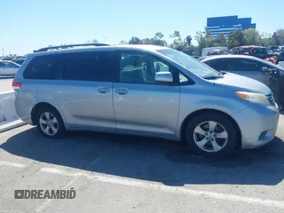2014 Toyota Sienna LE AAS z VIN 5TDKK3DC9ES453868, wystawiony jako IAAI lot #41816259 z przebiegiem 169 468 mil mil oraz . Historia ofert i sprzedaży dostępna na DreamBid. Obrazek 13.