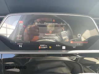 2021 Audi e-tron Prestige z VIN WA1VAAGE8MB040051, wystawiony jako Copart lot #46356155 z przebiegiem 33 501 mil mil oraz Szkody całkowita. Historia ofert i sprzedaży dostępna na DreamBid. Obrazek 9.