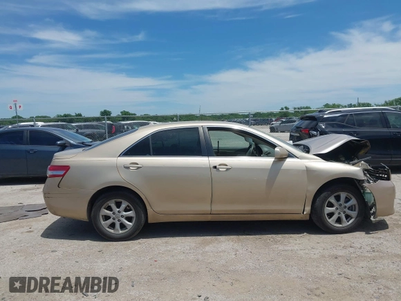 2011 Toyota Camry LE z VIN 4T1BF3EK7BU230614, wystawiony jako IAAI lot #42313505 z przebiegiem 218 730 mil mil oraz . Historia ofert i sprzedaży dostępna na DreamBid. Obrazek 13.