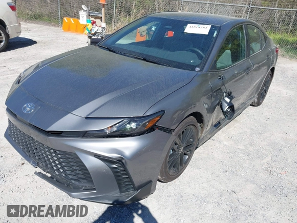 2025 Toyota Camry LE z VIN 4T1DAACK2SU566377, wystawiony jako IAAI lot #41818582 z przebiegiem 1 950 mil mil oraz . Historia ofert i sprzedaży dostępna na DreamBid. Obrazek 6.